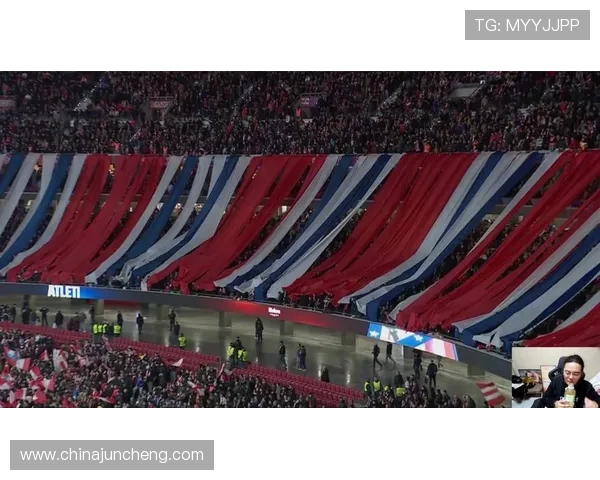 巴萨球迷赛前投掷物品砸坏马竞大巴车窗